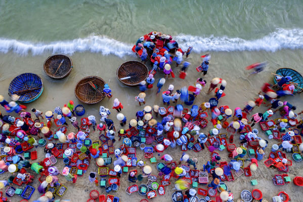 Photograph Bui Viet Hung Fish Market By The Beach on One Eyeland