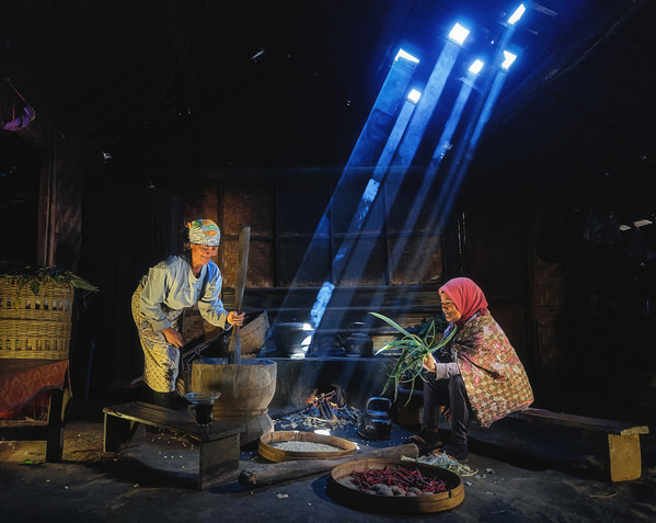 Photograph Aung Chan Thar Cooking on One Eyeland