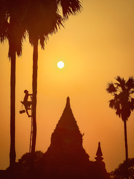 Photograph Aung Chan Thar Climbing on One Eyeland