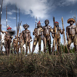 Atracciones de guerra tribal-Rudy Oei-bronce-PERSONAS-Cultura -6627