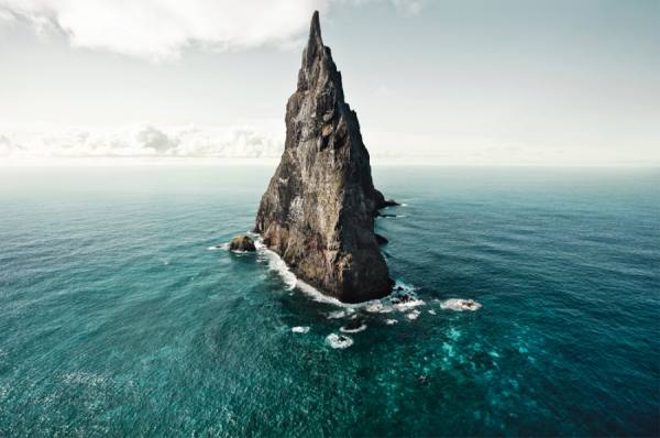 Photograph Hartmut Gottschalk Balls Pyramid Fin on One Eyeland