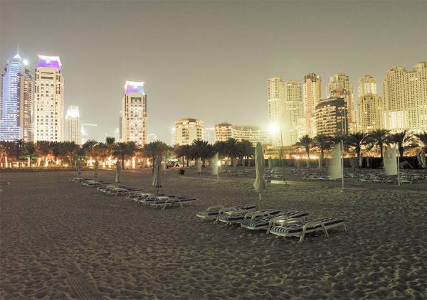 Photograph Carl Lyttle Dubai Night Beach on One Eyeland