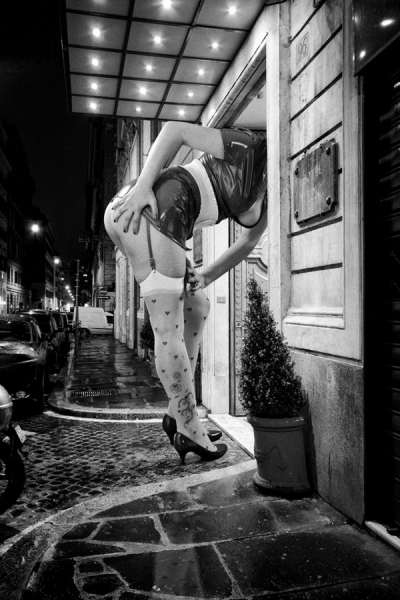 Photograph Per Ellstrom Giant Woman Getting A Room on One Eyeland