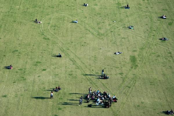 Photograph Vicente Moraga People In Love on One Eyeland