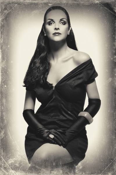 Photograph Roberto Portella Pose on One Eyeland