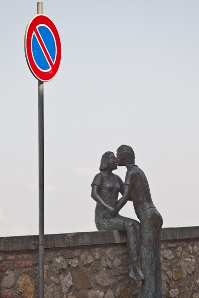 Photograph Axel Fassio Statue Kissing on One Eyeland