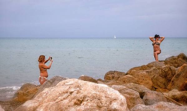 Photograph Lennette Newell Friend Taking Glam Snap on One Eyeland