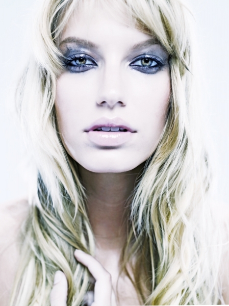 Photograph Lionel Deluy Amy on One Eyeland