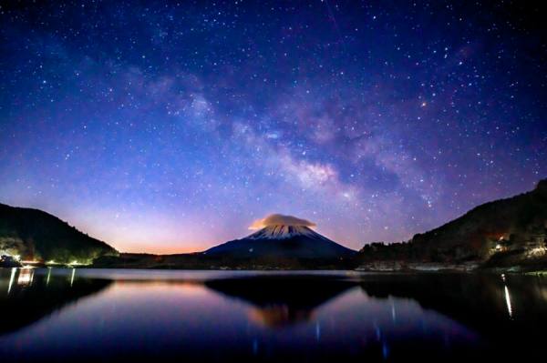 Photograph Shing Snowathlete Galaxy Overlooking Mount Fuji on One Eyeland