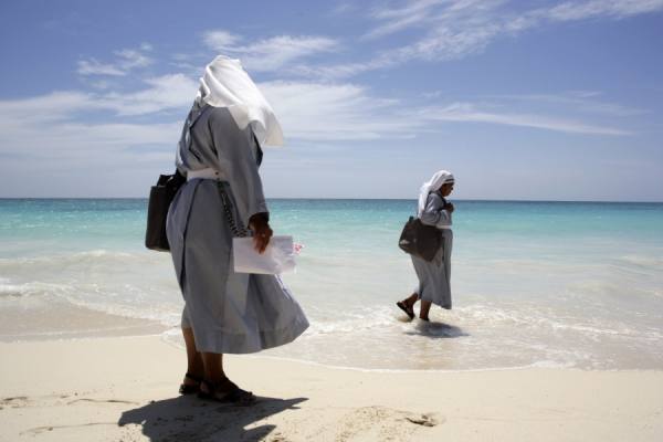 Photograph Nick Dolding Mexican Nuns on One Eyeland