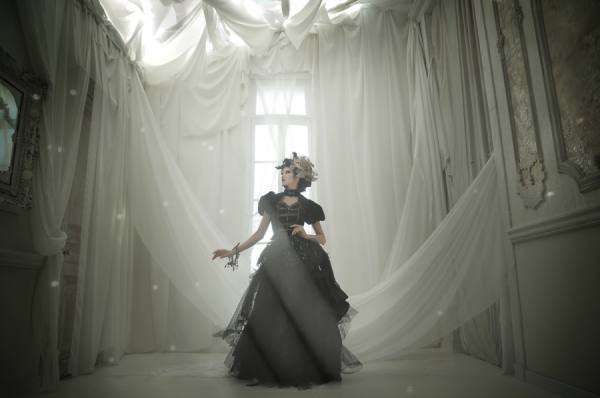 Photograph Haseo Hasegawa Black Queen 1 on One Eyeland