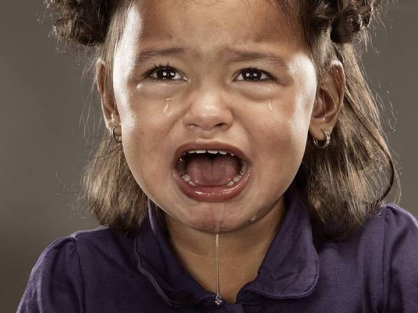 Photograph Roelof Lars Crying Child on One Eyeland