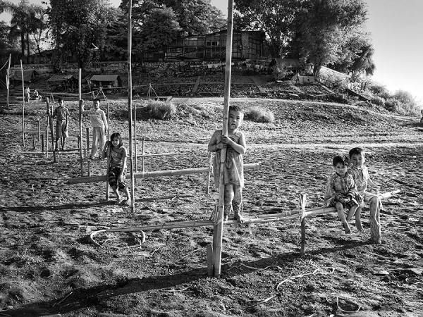 Photograph Suchet Suwanmongkol Kids on One Eyeland