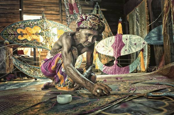Photograph Ruzely Abdullah Kite Making on One Eyeland