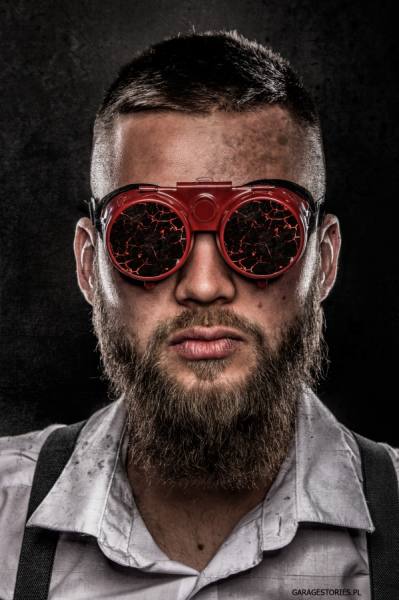 Photograph Damian Piorko Steelworker on One Eyeland