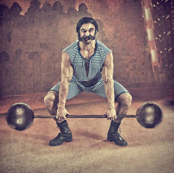 Photograph Heike Suhre Strong Man 3 on One Eyeland