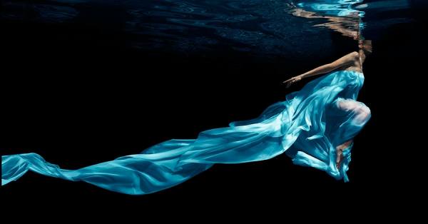 Photograph Patrick Curtet Girl Underwater Blue 6 on One Eyeland