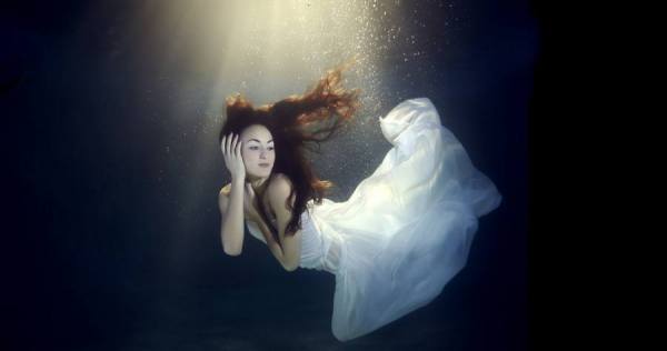 Photograph Mark Mawson Underwater on One Eyeland