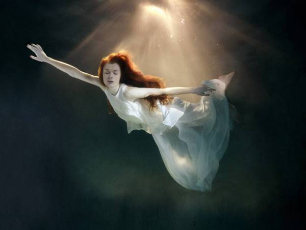 Photograph Mark Mawson Underwater on One Eyeland