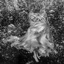 Jana-anastasia-bubbles-Lee Peterson-bronze-black_and_white-1191