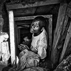 Coltan miner in Congo-Erberto Zani-finalist-black_and_white-1345