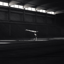 Ballando nella luce-Martin Krystynek-bronzo-nero_e_bianco-2472