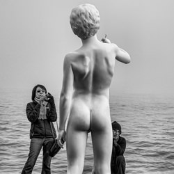 Statue with Sightseers-Yasuhiro Sakuda-finalist-black_and_white-2599