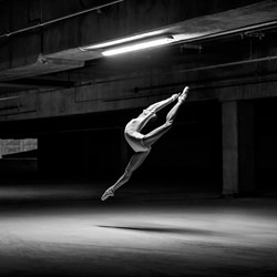 Ballerina_05-Szymon Brodziak-bronze-black_and_white-2543