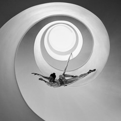 Loop-Szymon Brodziak-bronze-black_and_white-2546