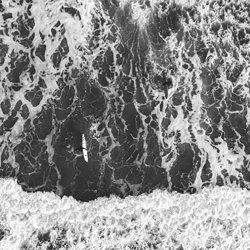 Surfeando en el mar-Pawel Sierpinski-bronce-negro_y_blanco-9241