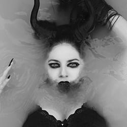 El diablo adentro-Laura Dark-silver-black_and_white-12541