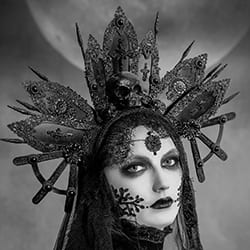 Die trauernde Braut-Laura Dark-bronze-black_and_white-12342