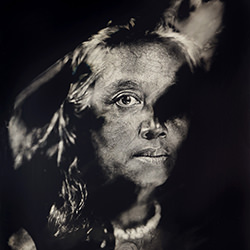 Muni-Raoul Slater-bronze-black_and_white-15614