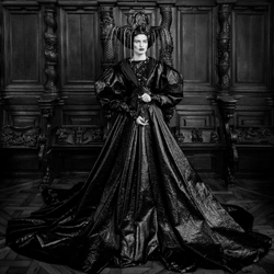 Queen Catherine-Cormac Byrne-silver-fashion-1747