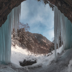 Ice Curtain-Gen Kiryu-bronze-landscape-10227