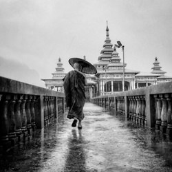 Under monsoon rain-Pier Luigi Dodi-gold-mobile-6033