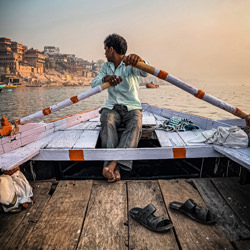 Paseo en barco espiritual en Varanasi-Himanshu Roy-bronze-mobile-7736