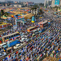 Traffic standstill for prayers-Azim Khan Ronnie-bronze-mobile-10981