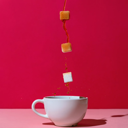 Taza de té con terrones de azúcar levitando-Natalia Lavrenkova-finalist-still_life-8171