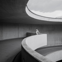 femininity meets architecture-Photoart Allmaier-bronze-street-11633