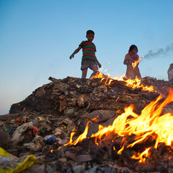 La vie dans des tas d'ordures en feu-Azim Khan Ronnie-finaliste-rue-11700
