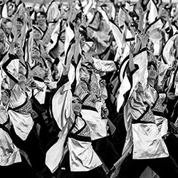 Carried by the Crowd-Mel Yukiina-bronze-street-17386