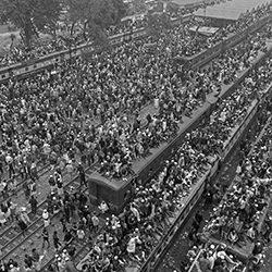 Des milliers de voyageurs-Azim Khan Ronnie-bronze-travel-12595