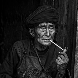 uomo della minoranza fumatrice-Thierry Bornier-bronze-travel-12560