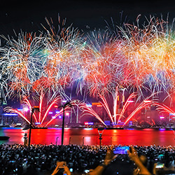 Feuerwerk im Victoria Harbour in Hongkong-Howard Tong-bronze-travel-12630