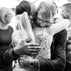 Hugging Grandpa-Elke Teurlings-finalist-wedding-4929