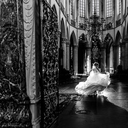 Spinning around in church-Daniel Vinke-finalist-wedding-10014
