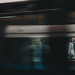 A través de un tranvía en movimiento-Mickael Tannus-bronze-wedding-9824
