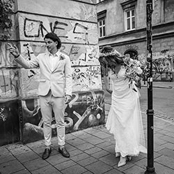 looking for direction-Michał Bujak-bronze-wedding-18697