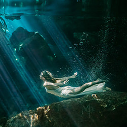 Bride cenote underwater swim-Vincent Van Den Berg-bronze-wedding-18655